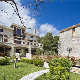 5 bedroom bayside villa with pool near Kotor, sleeps 12